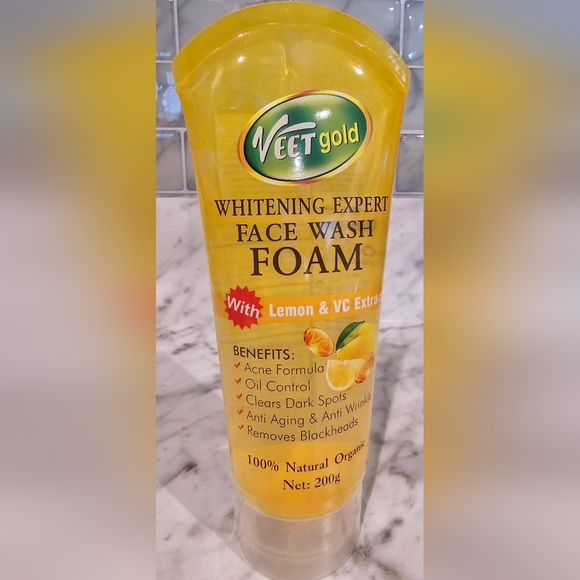 Veet Gold Lemon & VC Face Foam Wash 200g - Picture 2 of 3